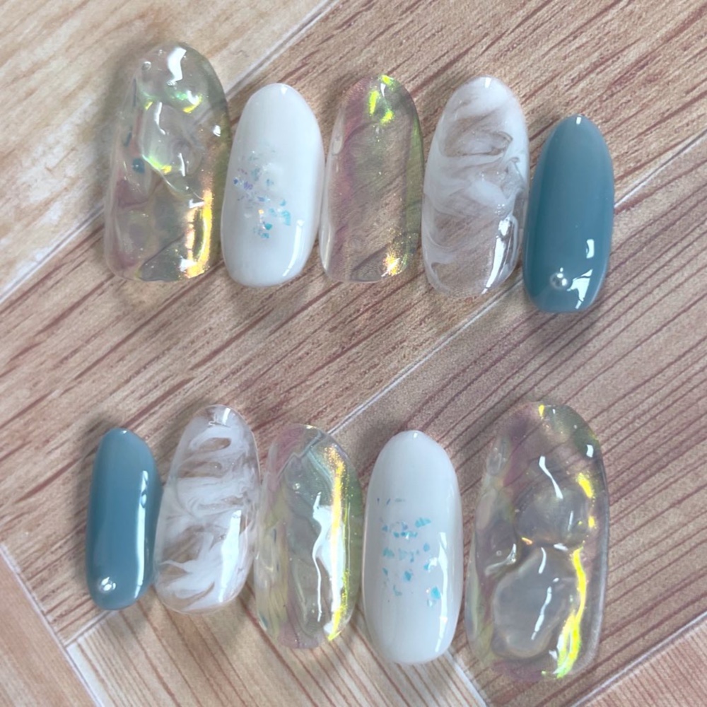 溶け出す氷と流れる雲のネイルチップ