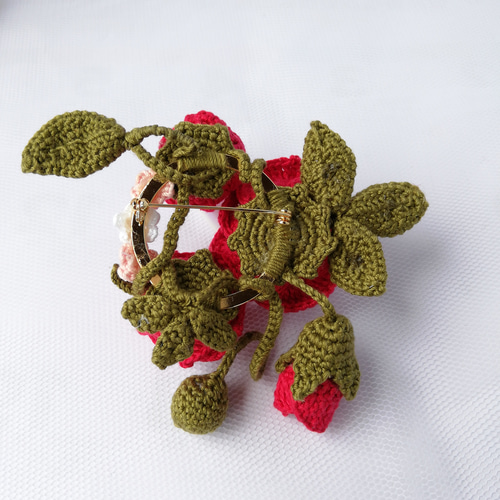 赤いバラのコサージュ リング式 スワロフスキー レース編み エレガント