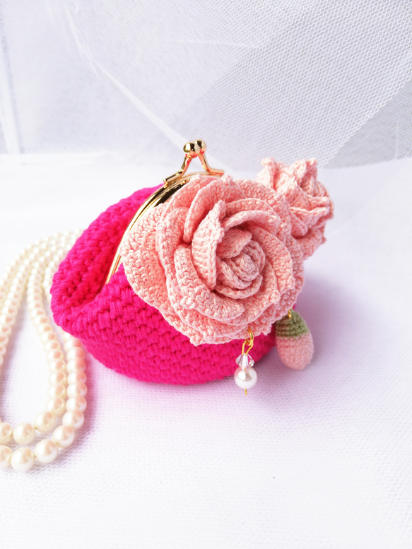 バラのがま口　レース編み　ベビーピンク　エレガント　スワロフスキ‐　バラ好きな方向け　プレゼントに最適　コロンコロン 3枚目の画像