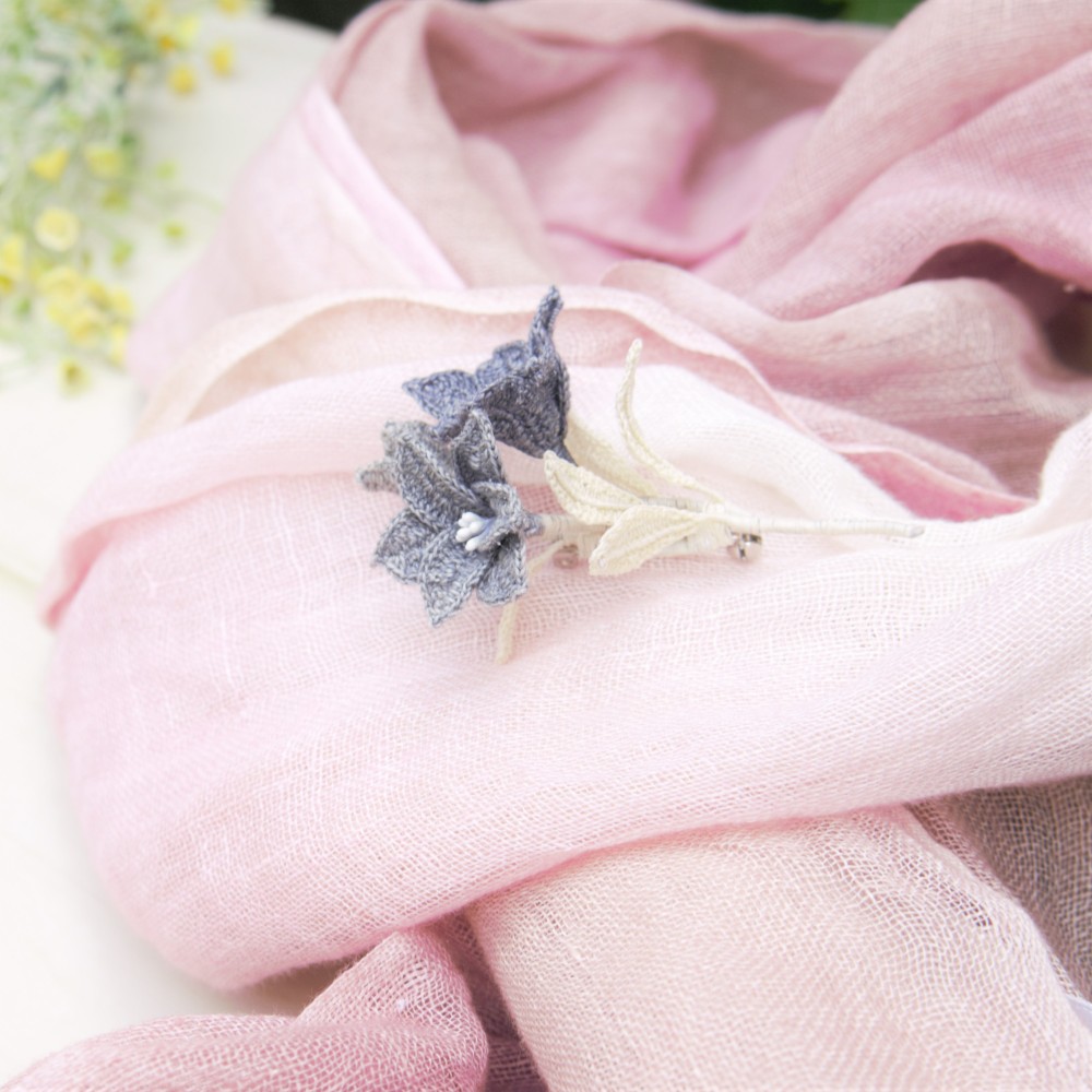 レース糸と草木染（ログウッド）糸をかぎ針で編んだ小さなカサブランカのブローチ　コサージュ