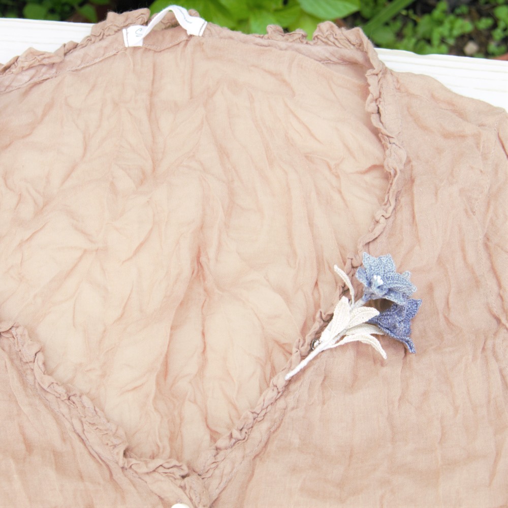 レース糸と草木染（ログウッド）糸をかぎ針で編んだ小さなカサブランカのブローチ　コサージュ