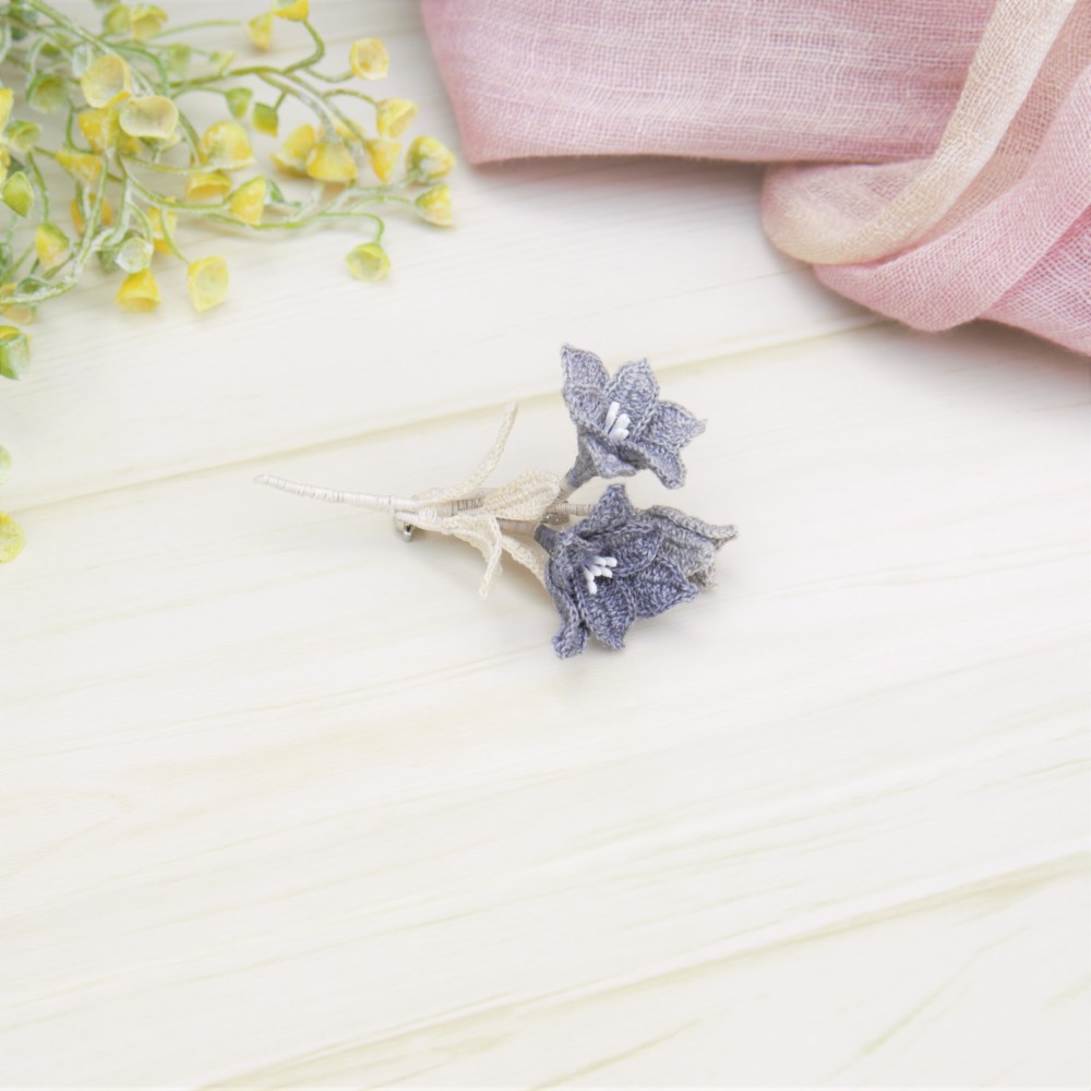 レース糸と草木染（ログウッド）糸をかぎ針で編んだ小さなカサブランカのブローチ　コサージュ