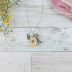 レース糸と草木染（ネズミモチ）糸をかぎ針で編んだ小さな向日葵のネックレス 1枚目の画像