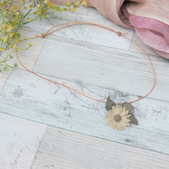 レース糸と草木染（ネズミモチ）糸をかぎ針で編んだ小さな向日葵のネックレス 3枚目の画像