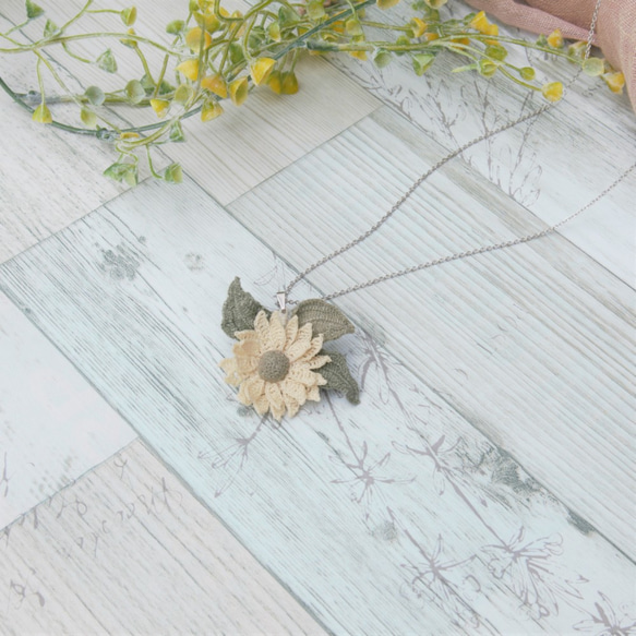 レース糸と草木染（ネズミモチ）糸をかぎ針で編んだ小さな向日葵のネックレス 5枚目の画像