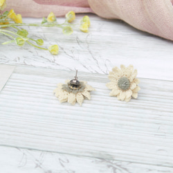 レース糸と草木染（ネズミモチ）糸をかぎ針で編んだ小さな向日葵のピアスとイヤリング 4枚目の画像