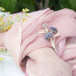 レース糸と草木染（ログウッド）糸をかぎ針で編んだ小さなバラのブローチ　コサージュ 1枚目の画像