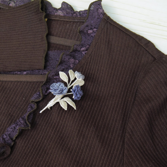 レース糸と草木染（ログウッド）糸をかぎ針で編んだ小さなバラのブローチ　コサージュ 2枚目の画像