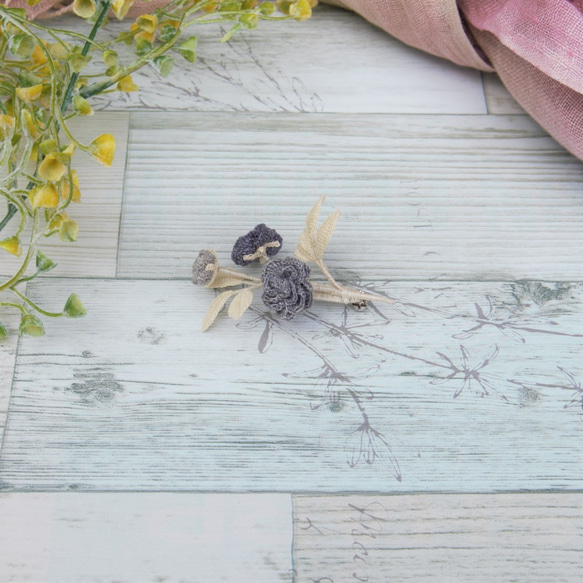 レース糸と草木染（ログウッド）糸をかぎ針で編んだ小さなバラのブローチ　コサージュ 3枚目の画像