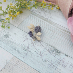 レース糸と草木染（ログウッド）糸をかぎ針で編んだ小さなバラのブローチ　コサージュ 4枚目の画像