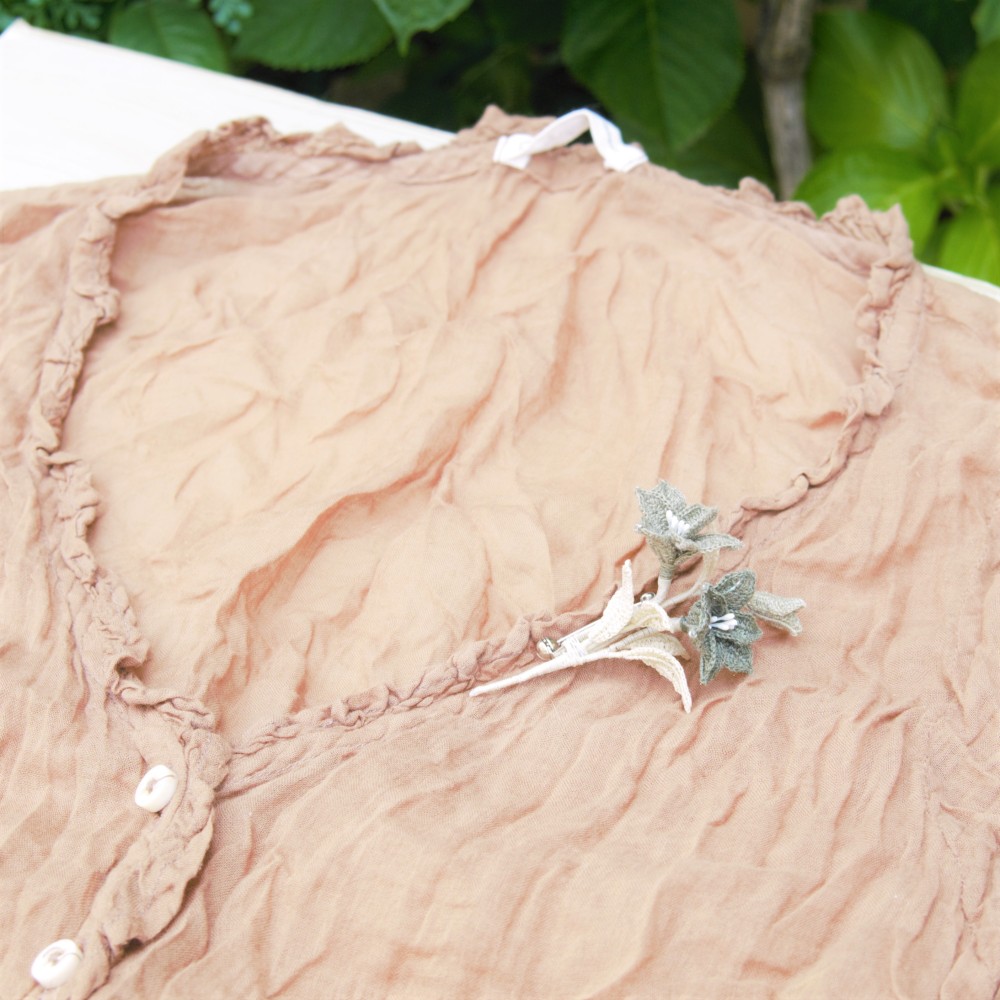 レース糸と草木染（ネズミモチ）糸をかぎ針で編んだ小さなカサブランカのブローチ　コサージュ 4,900円