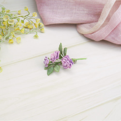 レース糸をかぎ針で編んだ小さな紫色バラのブローチ　バイオレットローズのコサージュ 3枚目の画像