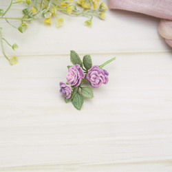 レース糸をかぎ針で編んだ小さな紫色バラのブローチ　バイオレットローズのコサージュ 4枚目の画像