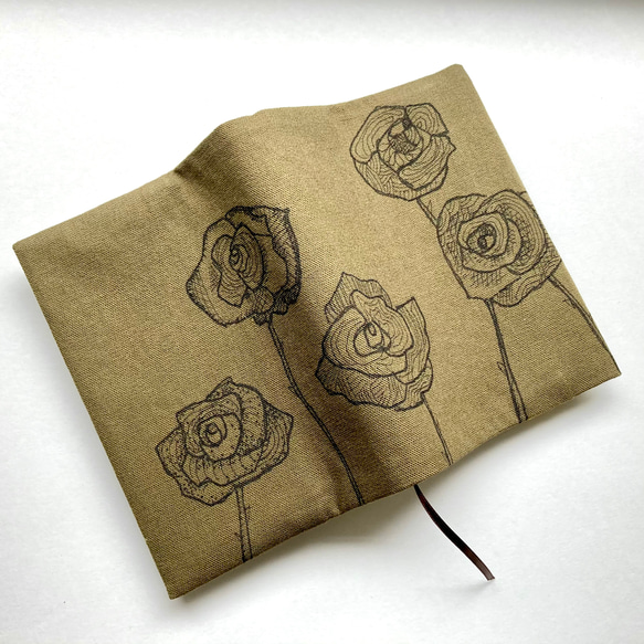 【原画】ROSES コットンリネンの手描きブックカバー　カーキ 4枚目の画像