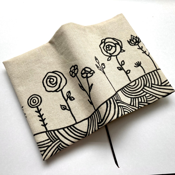 花咲く丘 文庫本サイズ ブックカバー ハンドメイド コットンリネン】オリジナル手描きイラストの文庫サイズブック