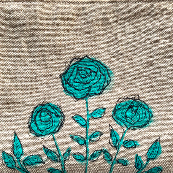 【オリジナル手描きイラスト】モノトーンのお花のぺったんこポーチ　ターコイズブルー 6枚目の画像