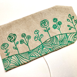 【コットンリネン】オリジナル手描きイラストの文庫サイズブックカバー　丘に咲く野花　生成りxグリーン 5枚目の画像