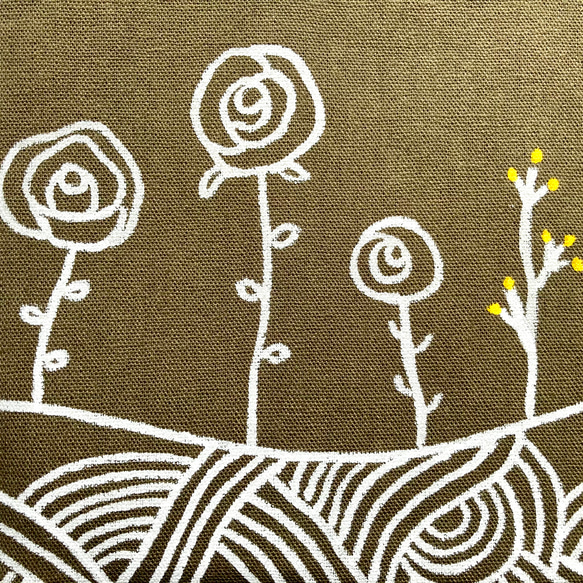 【コットンリネン】オリジナル手描きイラストの文庫サイズブックカバー　丘に咲く野花　カーキ x ホワイト 4枚目の画像