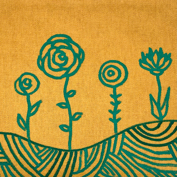 【オリジナル手描きイラスト】コットンリネンぺったんこポーチ　丘に咲く花　マスタード x グリーン 5枚目の画像