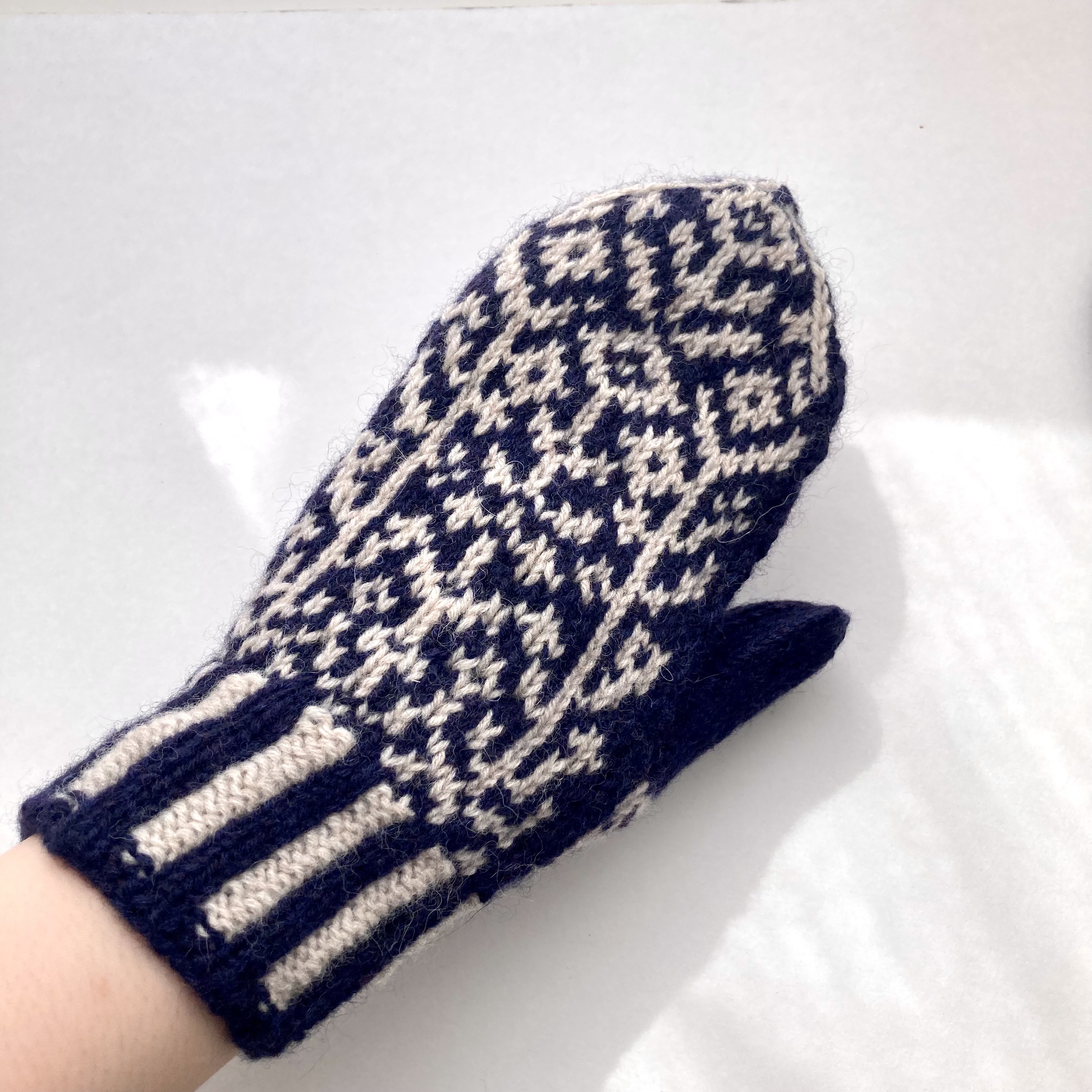 【アルパカ&メリノウール】北欧テイスト　草花模様の手編みミトン　3色展開