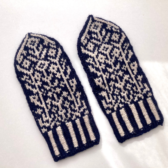 【アルパカ&メリノウール】北欧テイスト　草花模様の手編みミトン　3色展開 3枚目の画像