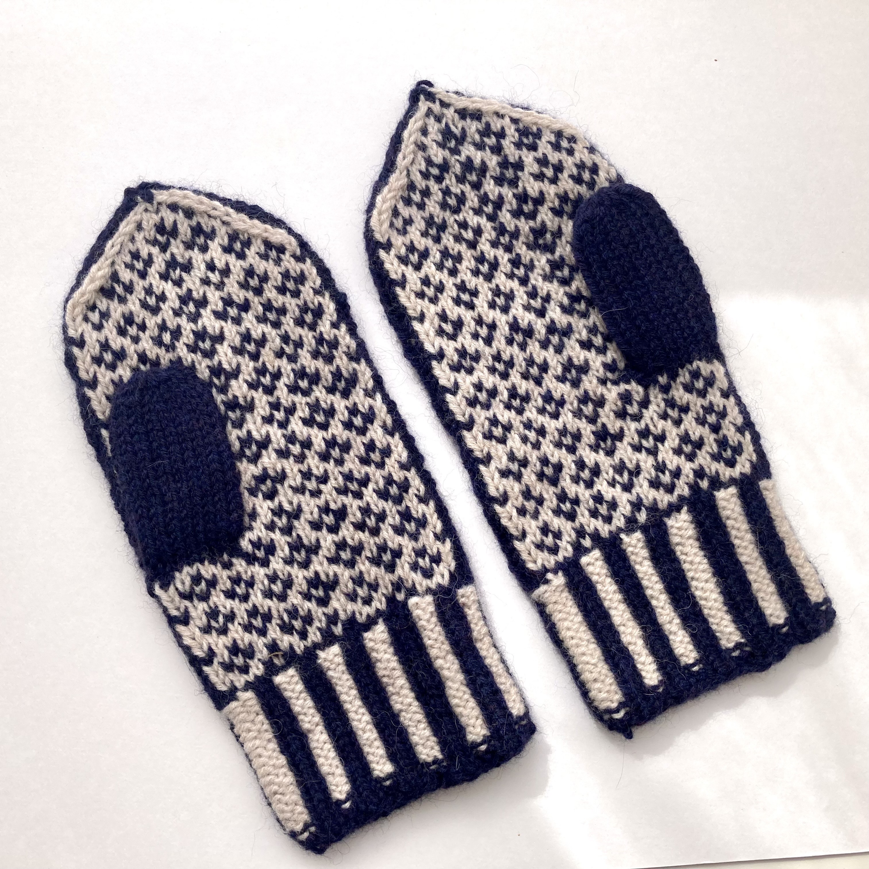 【アルパカ&メリノウール】北欧テイスト　草花模様の手編みミトン　3色展開