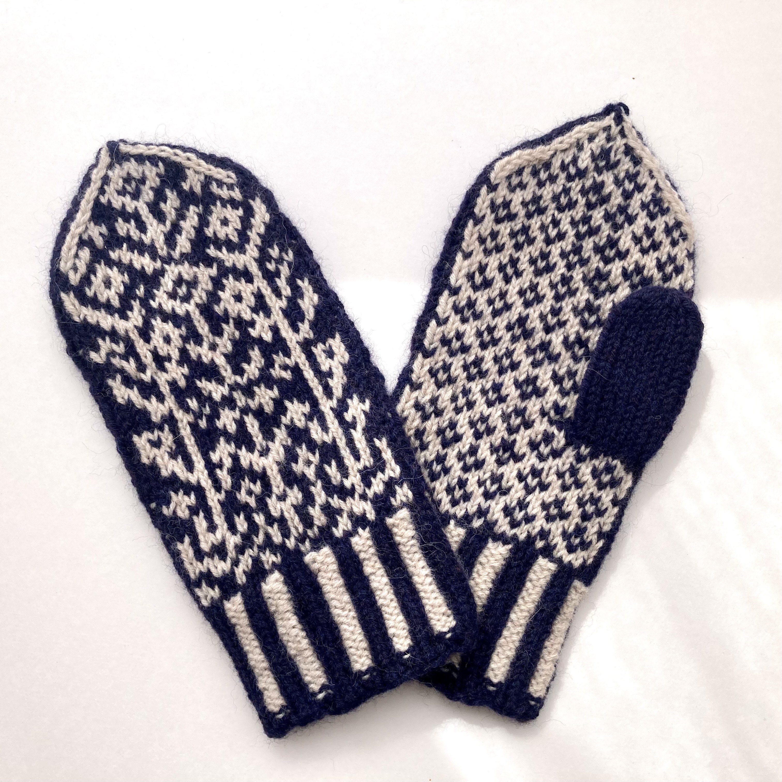 【アルパカ&メリノウール】北欧テイスト　草花模様の手編みミトン　3色展開