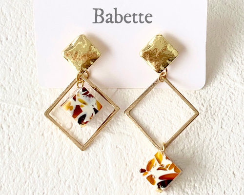 ○クラックアンバーキューブアシメ・ピアス ピアス（スタッド・一粒 