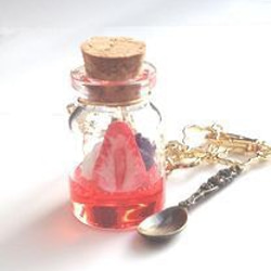小瓶の喫茶店　苺ソーダのバッグチャーム 1枚目の画像