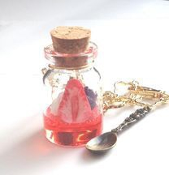 小瓶の喫茶店　苺ソーダのバッグチャーム 1枚目の画像