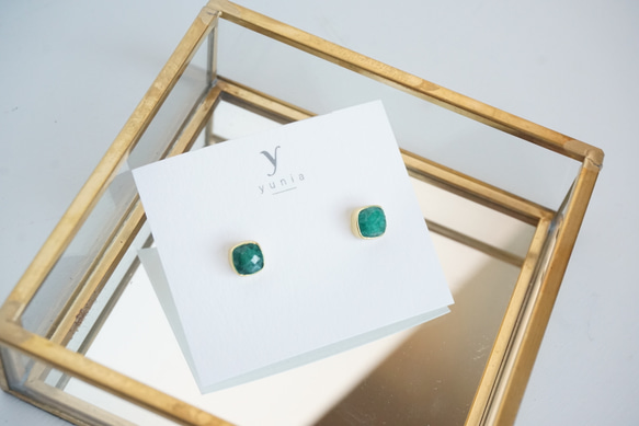 Dyed Emerald Square earrings エメラルドスタッドピアス　エメラルド 3枚目の画像