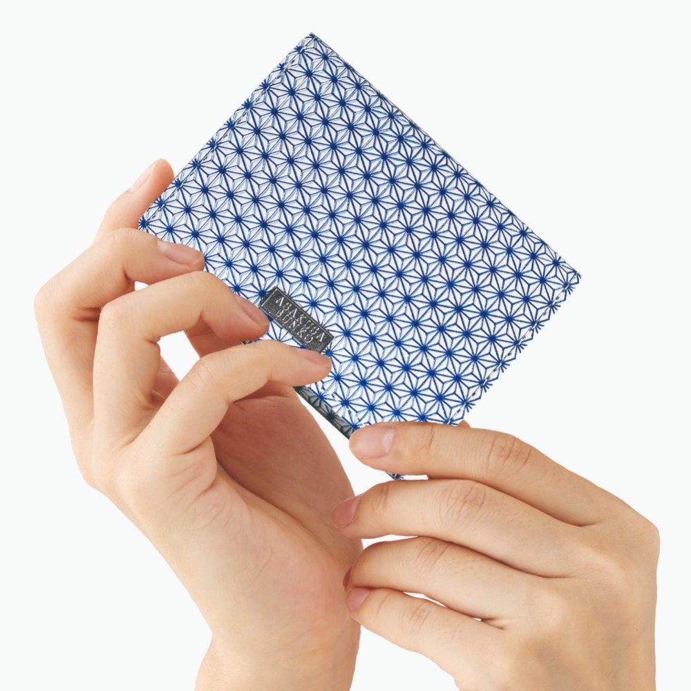 浅草文庫　牛革友禅染　三つ折りコンパクトカードウォレット麻の葉柄ブルー【470552】