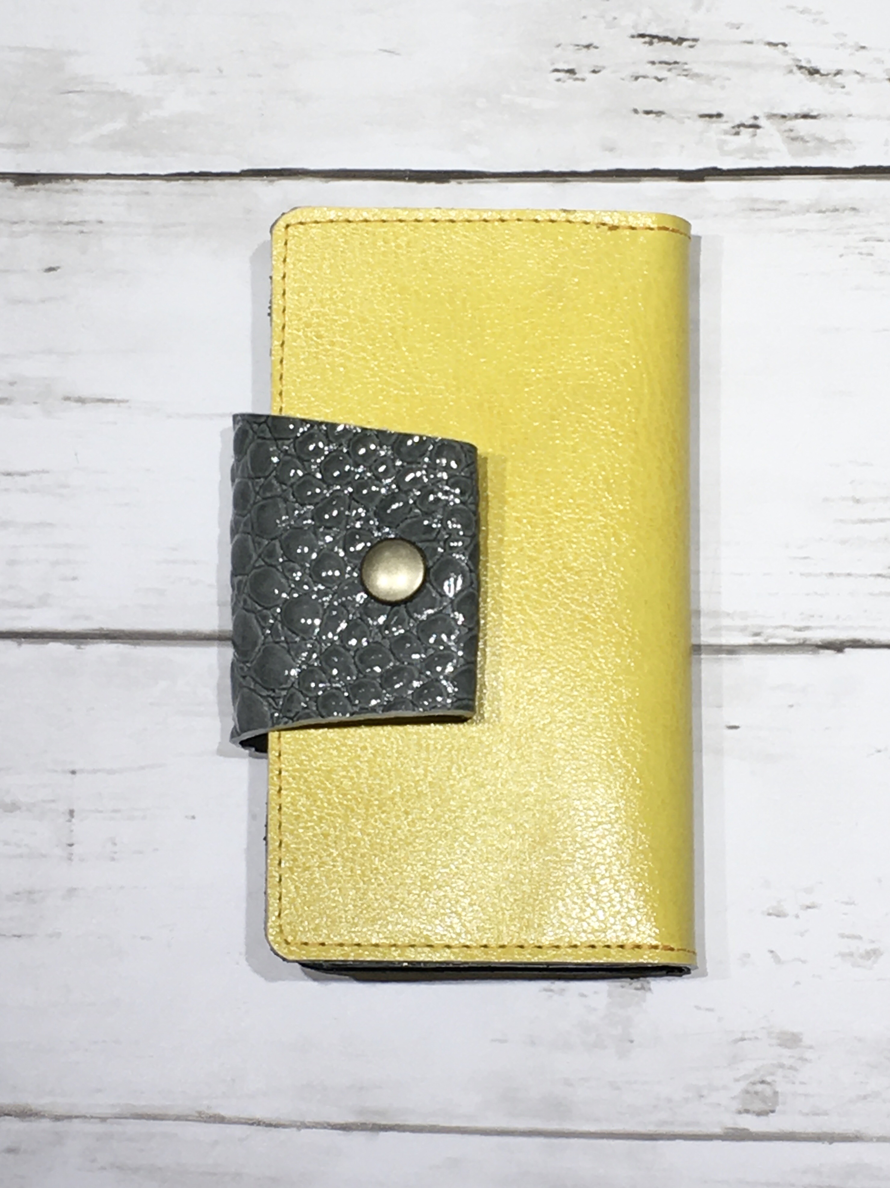 きぐっ　iPhone 7/8/SE(第2世代)共通スマホケース　左利きさん？【革　皮　レザー　手帳型　ボタン留め　個性】