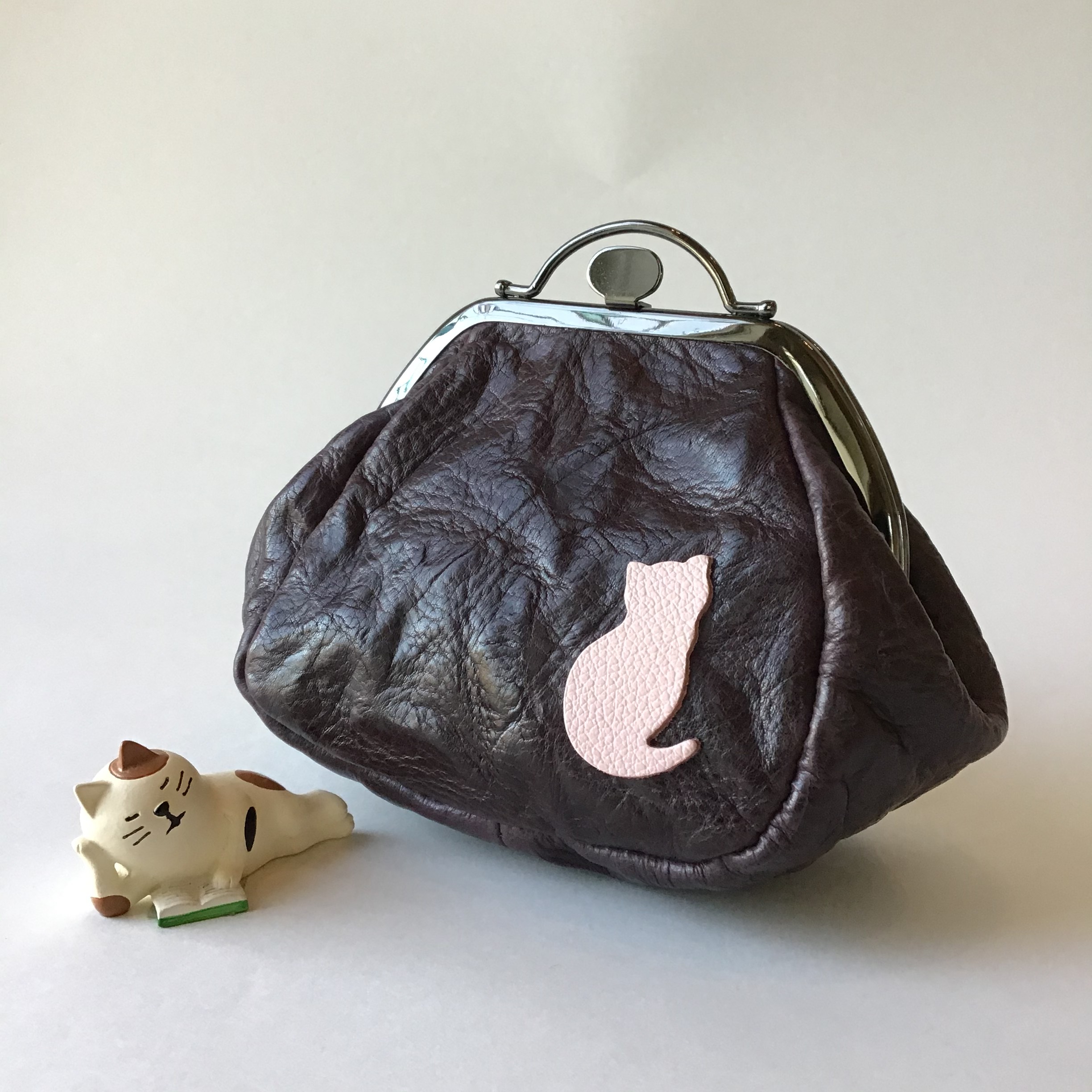 【今だけ送料無料】本革仕立てのがま口ポーチ＜お座りネコ＞