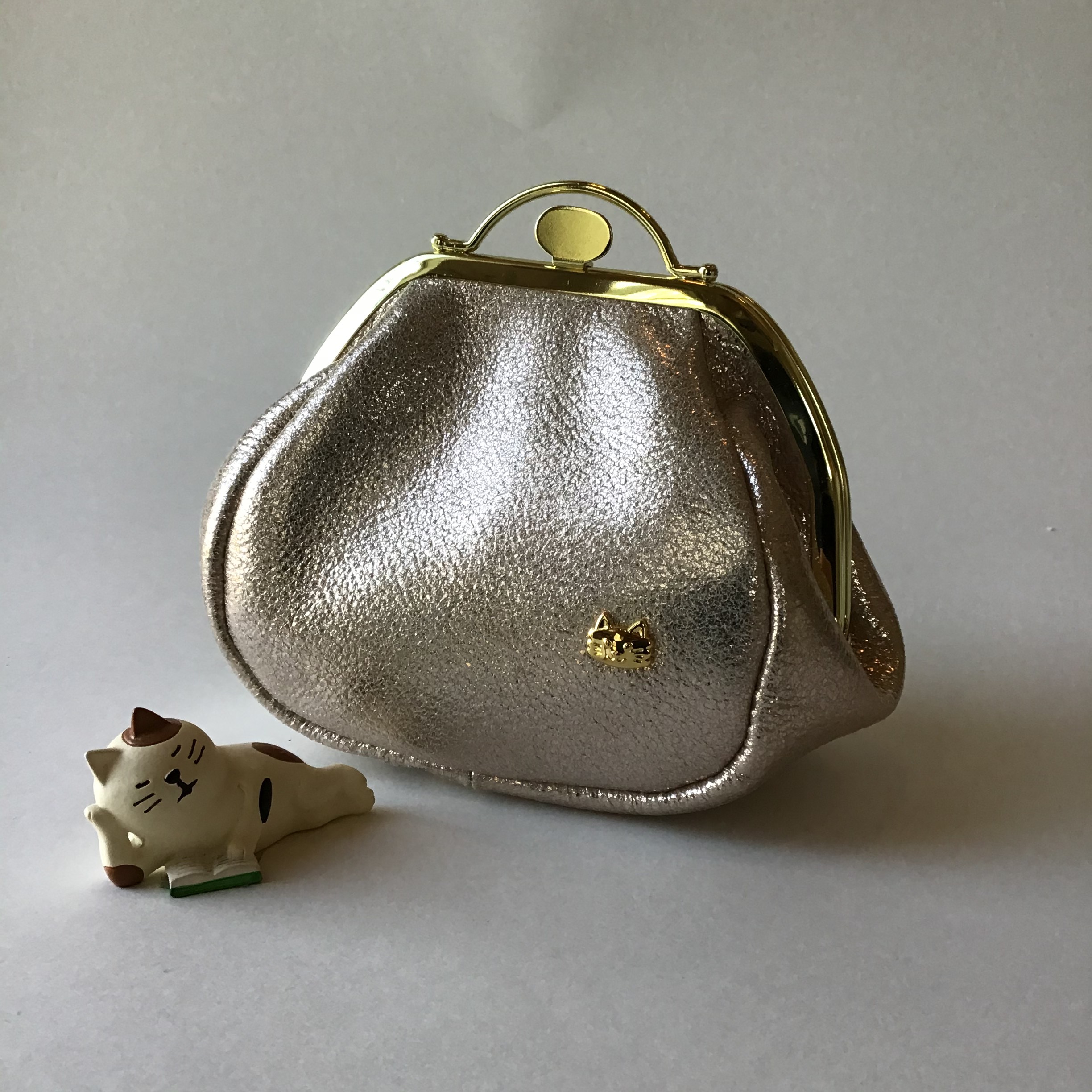 【今だけ送料無料】本革仕立てのがま口ポーチ＜ネコ＞