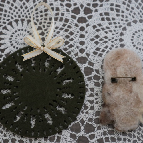 羊毛フェルト フクロウの壁掛け＆ブローチ 羊毛フェルト Wool