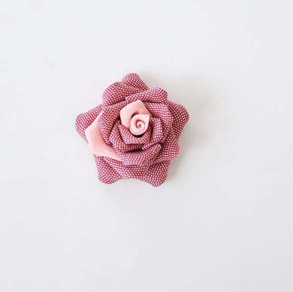 バラのブローチ～つまみ細工～絹の上品な光沢が美しい 1枚目の画像