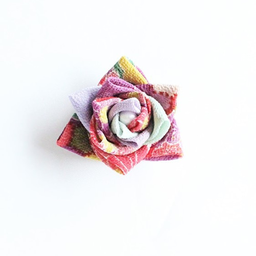 三角バラのブローチ・縮緬 古典柄~つまみ細工～ ブローチ Hana