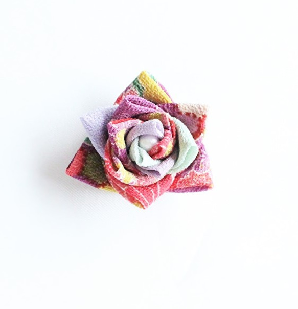 三角バラのブローチ・縮緬 古典柄~つまみ細工～ ブローチ Hana