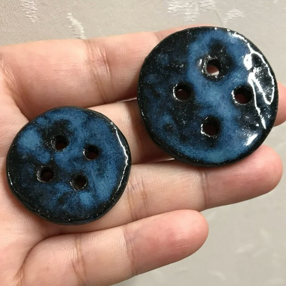 陶器　丸ボタン大小　2個セット　黒土　青い釉薬　 2枚目の画像