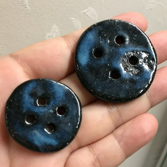 陶器　丸ボタン大小　2個セット　黒土　青い釉薬　 3枚目の画像