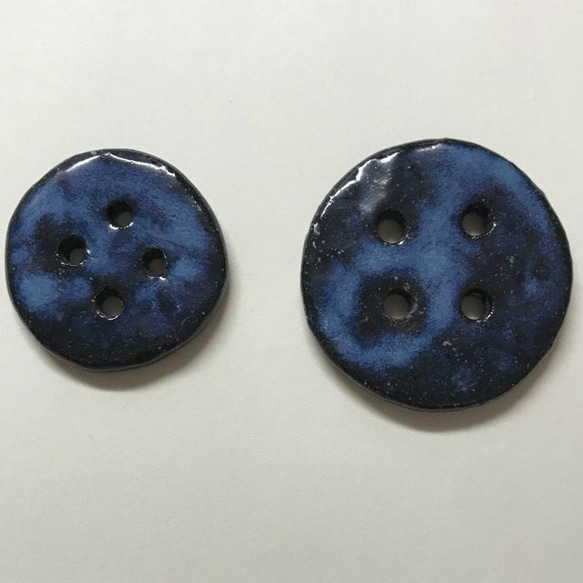 陶器　丸ボタン大小　2個セット　黒土　青い釉薬　 4枚目の画像