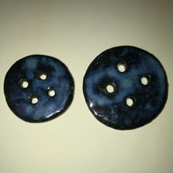 陶器　丸ボタン大小　2個セット　黒土　青い釉薬　 6枚目の画像