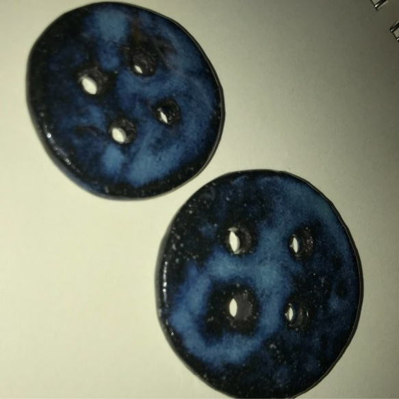 陶器　丸ボタン大小　2個セット　黒土　青い釉薬　 7枚目の画像