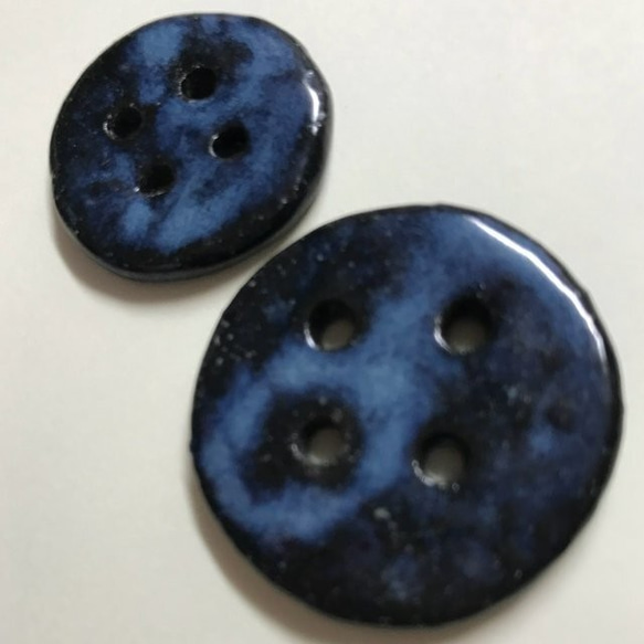 陶器　丸ボタン大小　2個セット　黒土　青い釉薬　 9枚目の画像