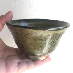 ∪茶碗（小ぶり抹茶茶碗）白土　黒そば釉薬×石灰白萩　彫有　＜手動ろくろ・玉づくり＞ 1枚目の画像