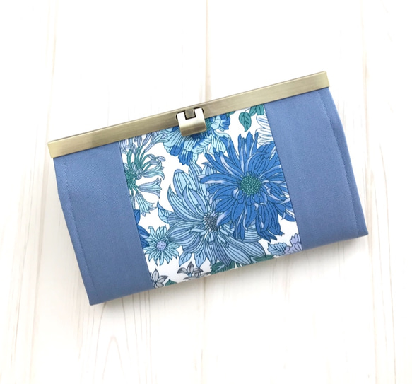 Flower garden(ブルー)×ペールブルー・長財布 1枚目の画像