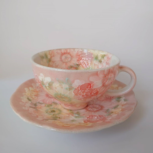 ゆずりは工房　カップ&ソーサー　ペア 工房ゆずりは カップ&ソーサー 鮮やかな紅色の花柄のがとても印象的 紅