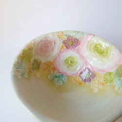 工房ゆずりは　ご飯茶碗　黄色の地にピンクの縁取りの薔薇やグリーンが明るい絵柄　黄彩バラ紋　49174 3枚目の画像