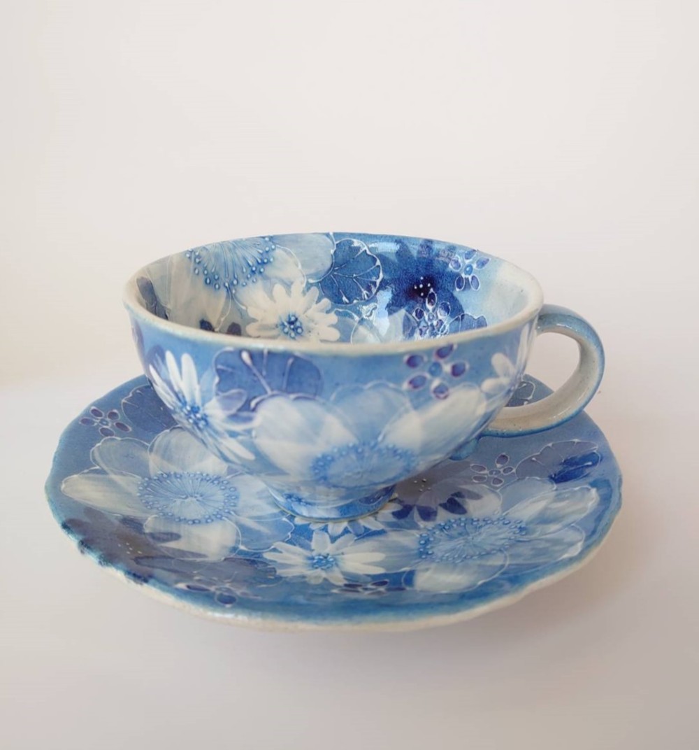 プレゼント 【新品未使用】工房「ゆずりは」藍彩白絵花　抹茶碗(平型)】　贈り物